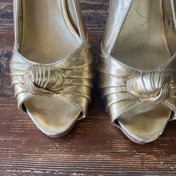 Nine West Gold platform sling back sandals, size 7.5. - Picture 5 of 7
